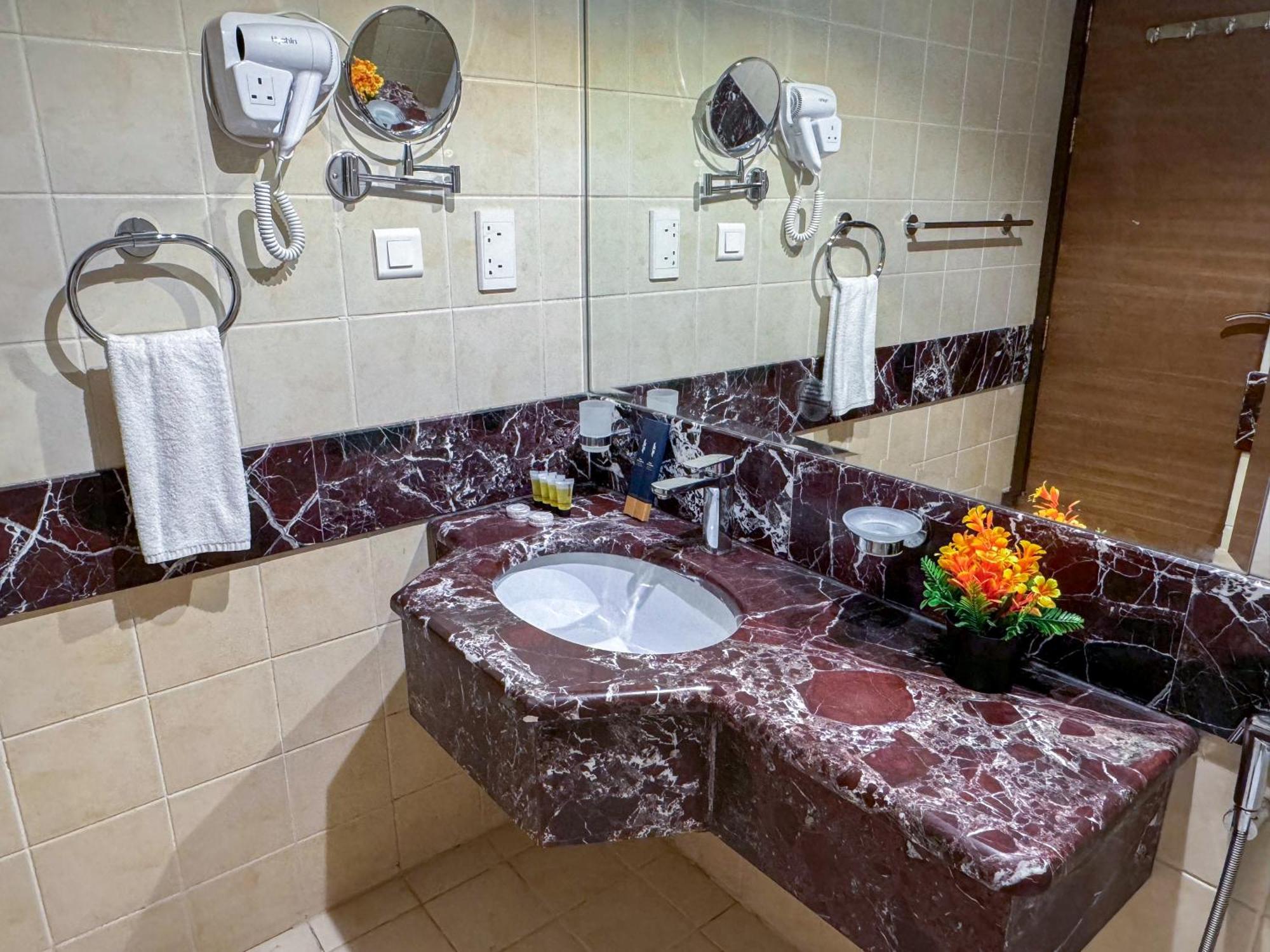 Rabwat Al Safwah Golden Hotel Medina ภายนอก รูปภาพ